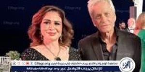 إلهام شاهين تشارك صورة مع النجم العالمي مايكل دوجلاس في مهرجان البحر الأحمر السينمائي الدولي