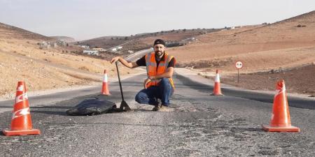 من خلال مبادرته ( بادر ) .. حسام عباس شاب أردني يساهم في ترميم شوارع الوطن