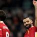 محمد صلاح يمازح أسطورة ليفربول ويثير الجدل حول مستقبله