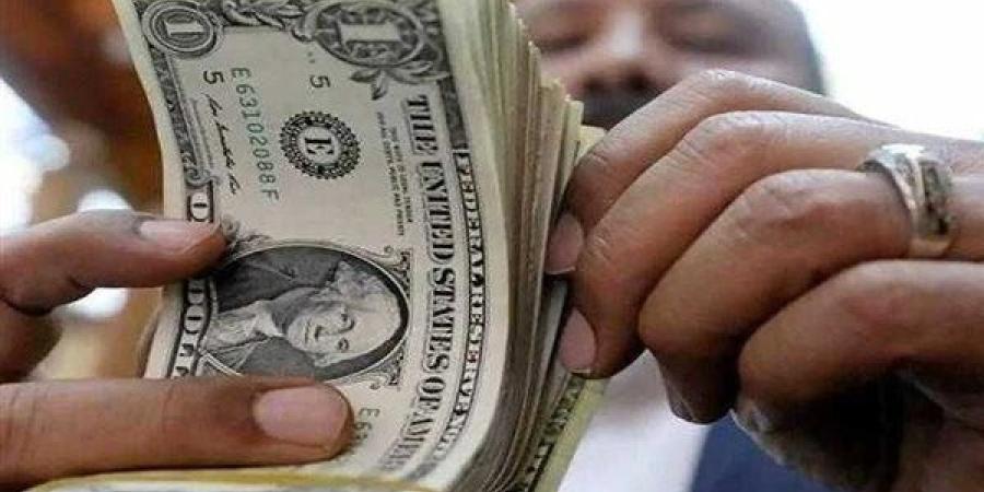 الدولار يرتفع رغم توقعات بتيسير السياسة النقدية