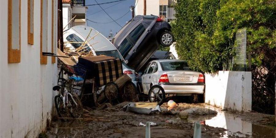 عاصفة مميتة تبتلع المنازل والسيارات في جزيرة رودس.. فيديو