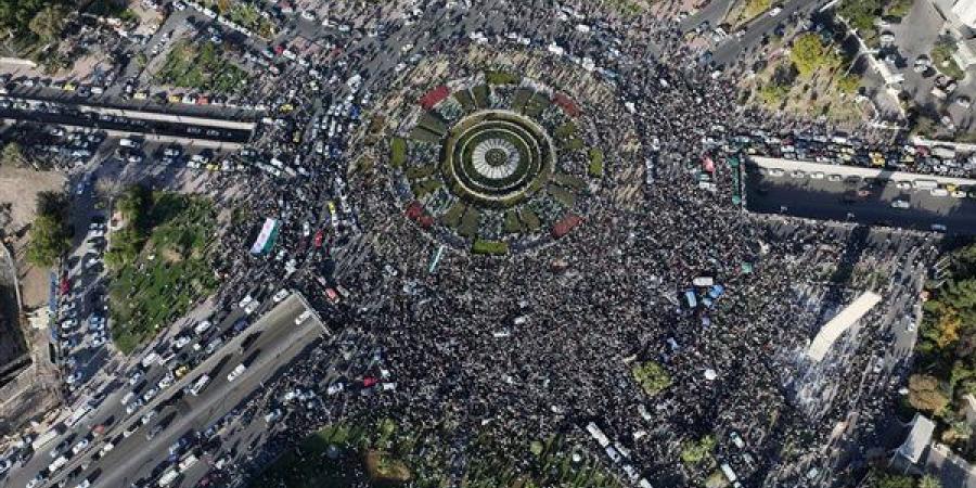 احتفالات عارمة بنجاح الثورة السورية في ساحة الأمويين بدمشق.. فيديو