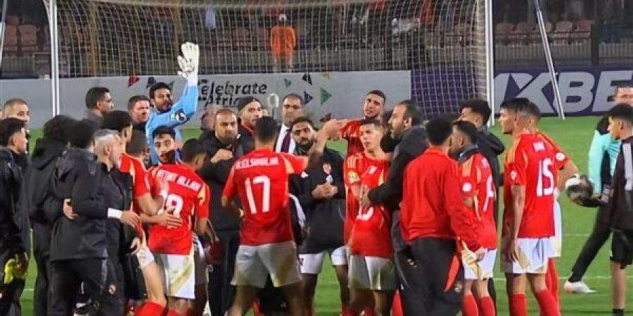 أزمة بين لاعبي الأهلي والجماهير بعد الفوز الكبير على بلوزداد