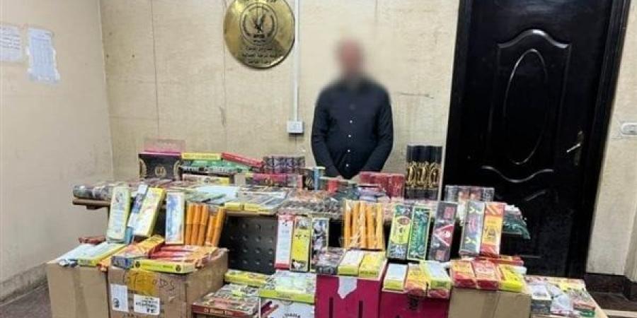 ضبط عامل بالفيوم يدير ورشة لتصنيع الألعاب النارية بـ 1،65 مليون قطعة