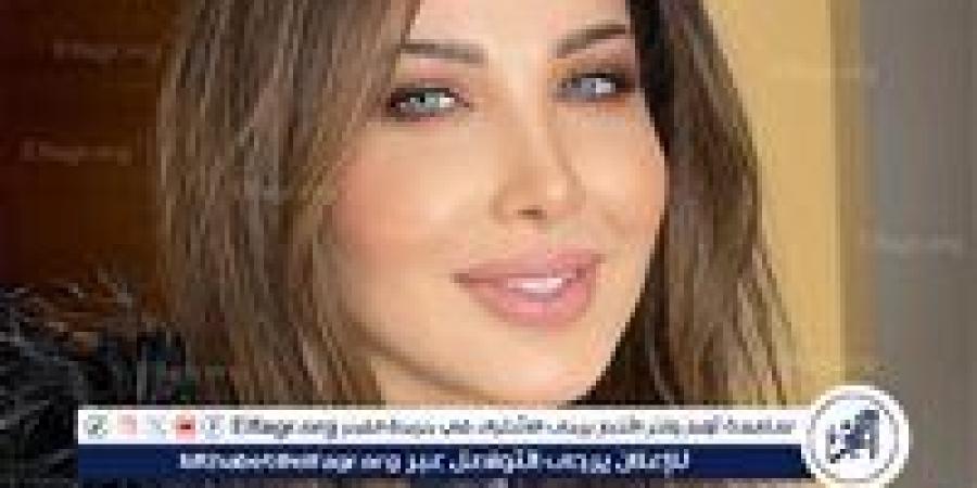 نانسي عجرم تحتفل برأس السنة بإطلالة أنيقة أمام شجرة الكريسماس