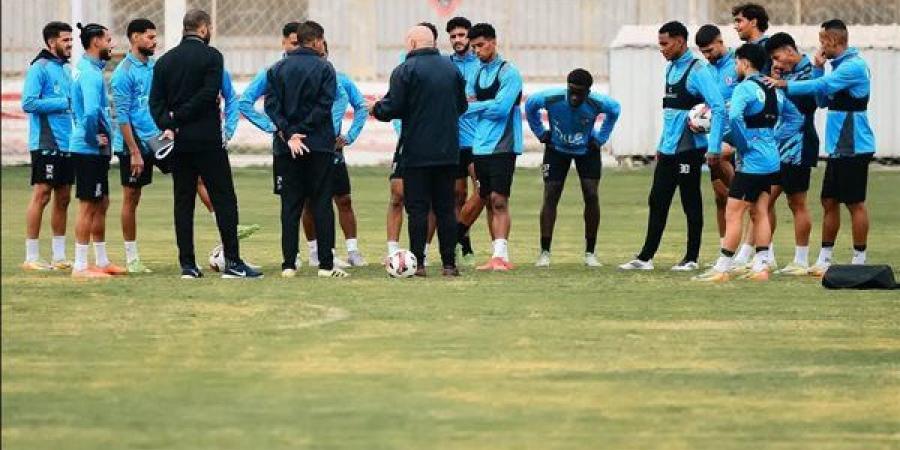 محاضره فنيه للاعبى الزمالك على هامش المران