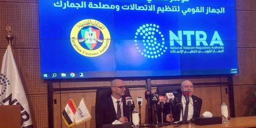 الجمارك تكشف متى يصبح المواطن مهربا للهواتف المستوردة