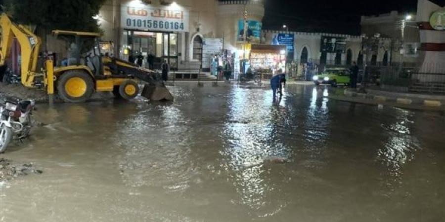 بتعامل فوري.. إصلاح عطل في خط مياه رئيسي بمنوف