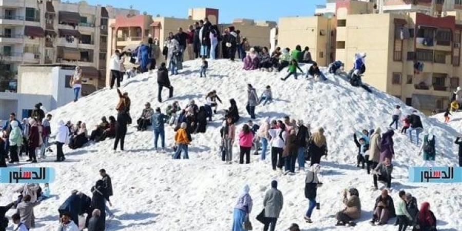 جبال الملح في بورفؤاد.. وجهة سياحية جديدة تجذب الزوار من كافة المحافظات