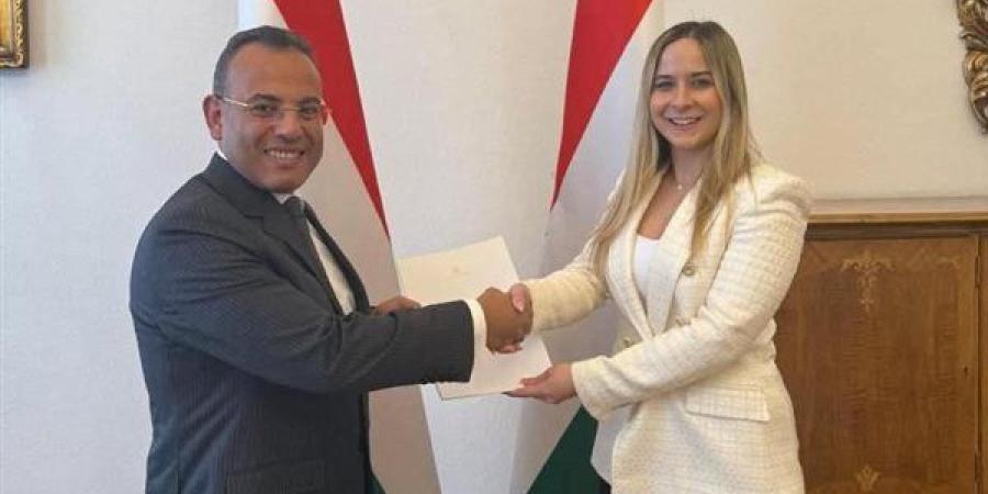 سفير مصر لدى المجر يقدم صورة أوراق اعتماده