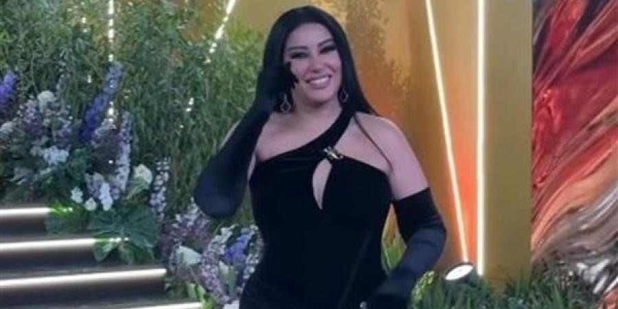 سمية الخشاب تتألق بالأسود في حفل Joy Awards 2025 (صور)