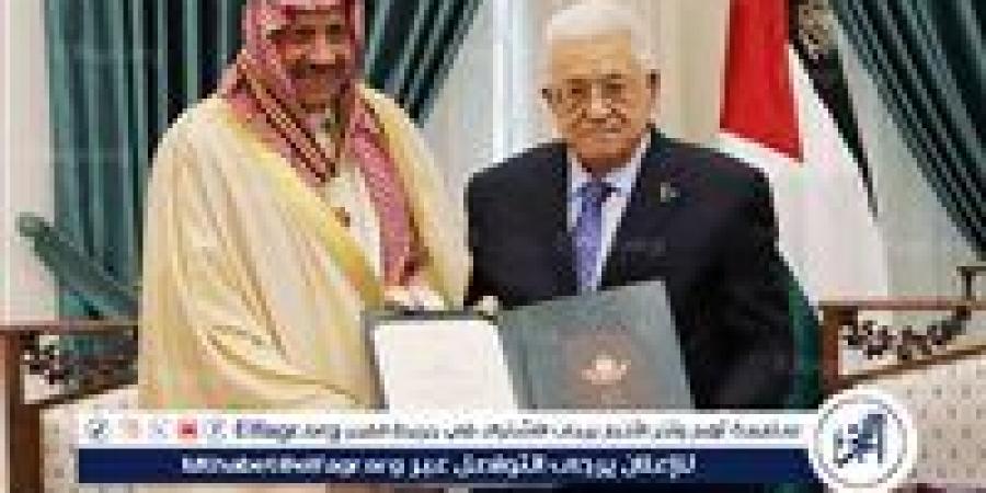 الرئيس الفلسطيني يقلّد سفير المملكة غير المقيم وسام نجمة القدس