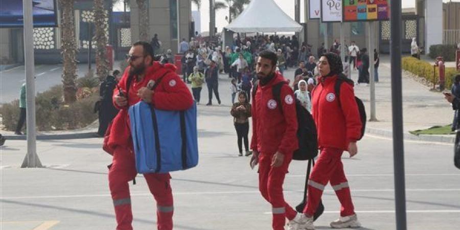 زائرو معرض الكتاب يتفاعلون مع فريق الهلال الأحمر