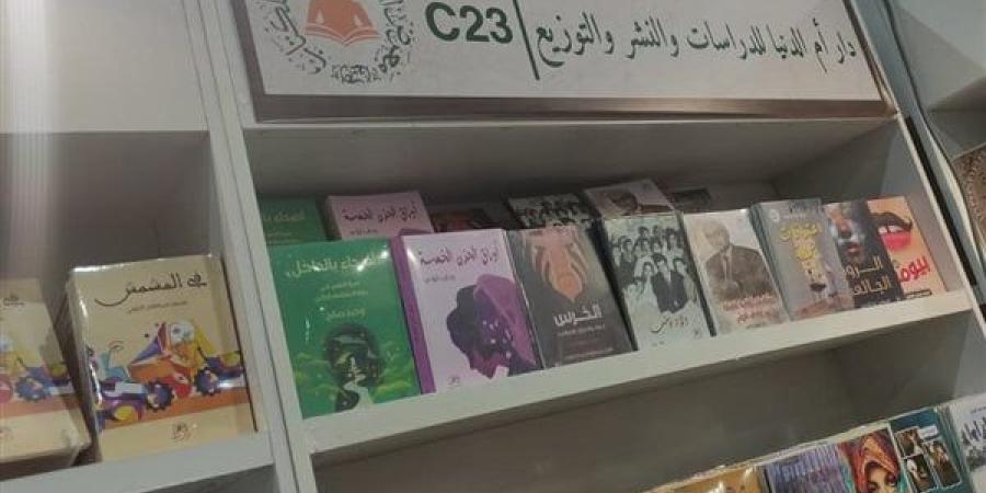 لوحات تنظيم الصلاة والمخططات اليومية تجذب زوار معرض القاهرة الدولي للكتاب