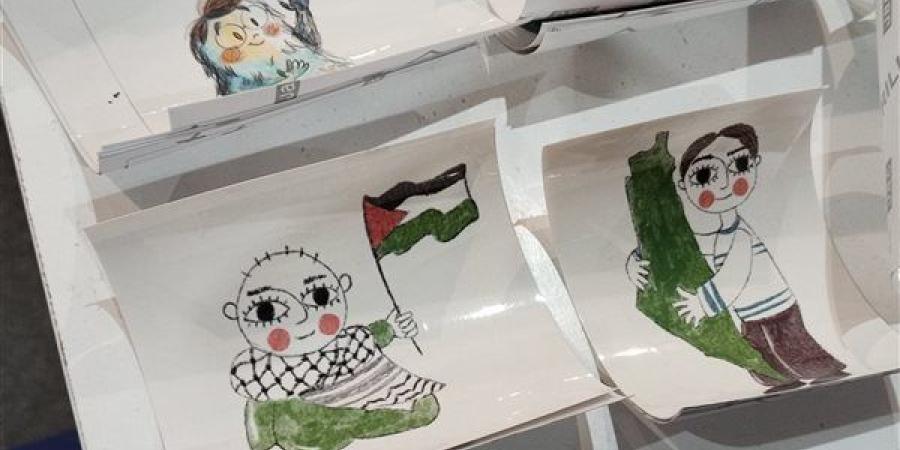 ملصقات فلسطينية تبهر جمهور معرض الكتاب (صور)