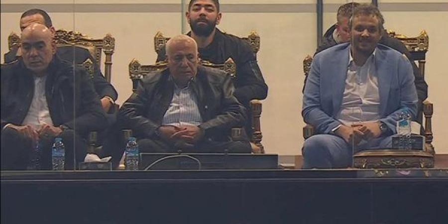 جماهير الزمالك تهاجم الإداره بزحاجات المياه بعد ثلاثية بيراميدز