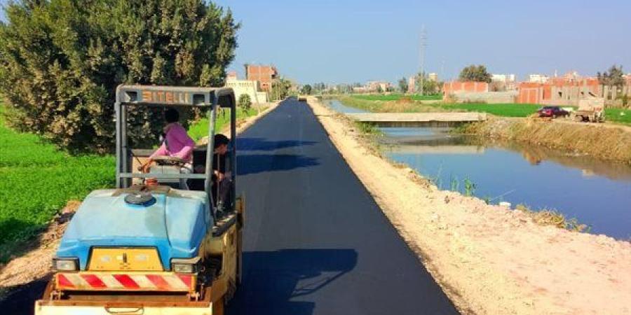 رصف طريق جسر مصرف كوم حمادة ضمن الخطة الاستثمارية بالبحيرة