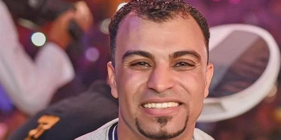 أحمد عادل يكشف سبب تغييره كلمات أغنية "القمر غرب مال"